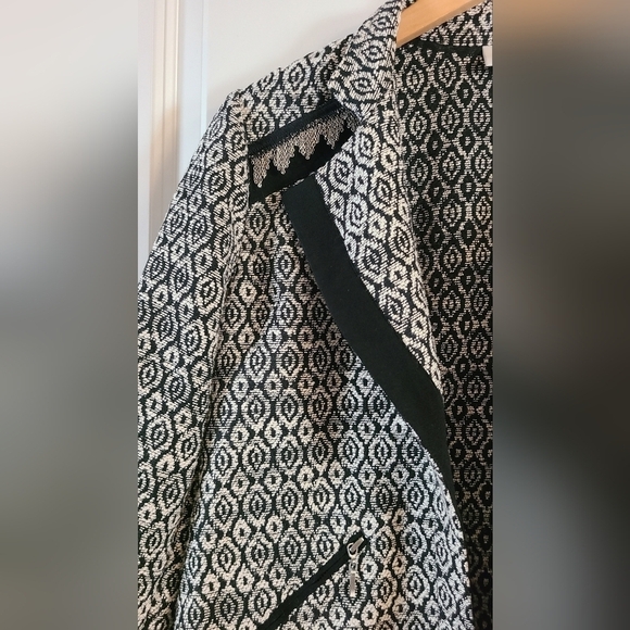 Chico’s Diamond Jacquard Moto Jacket Black/White - Women's Size 1/ Medium/ 8 - Picture 4 of 13
